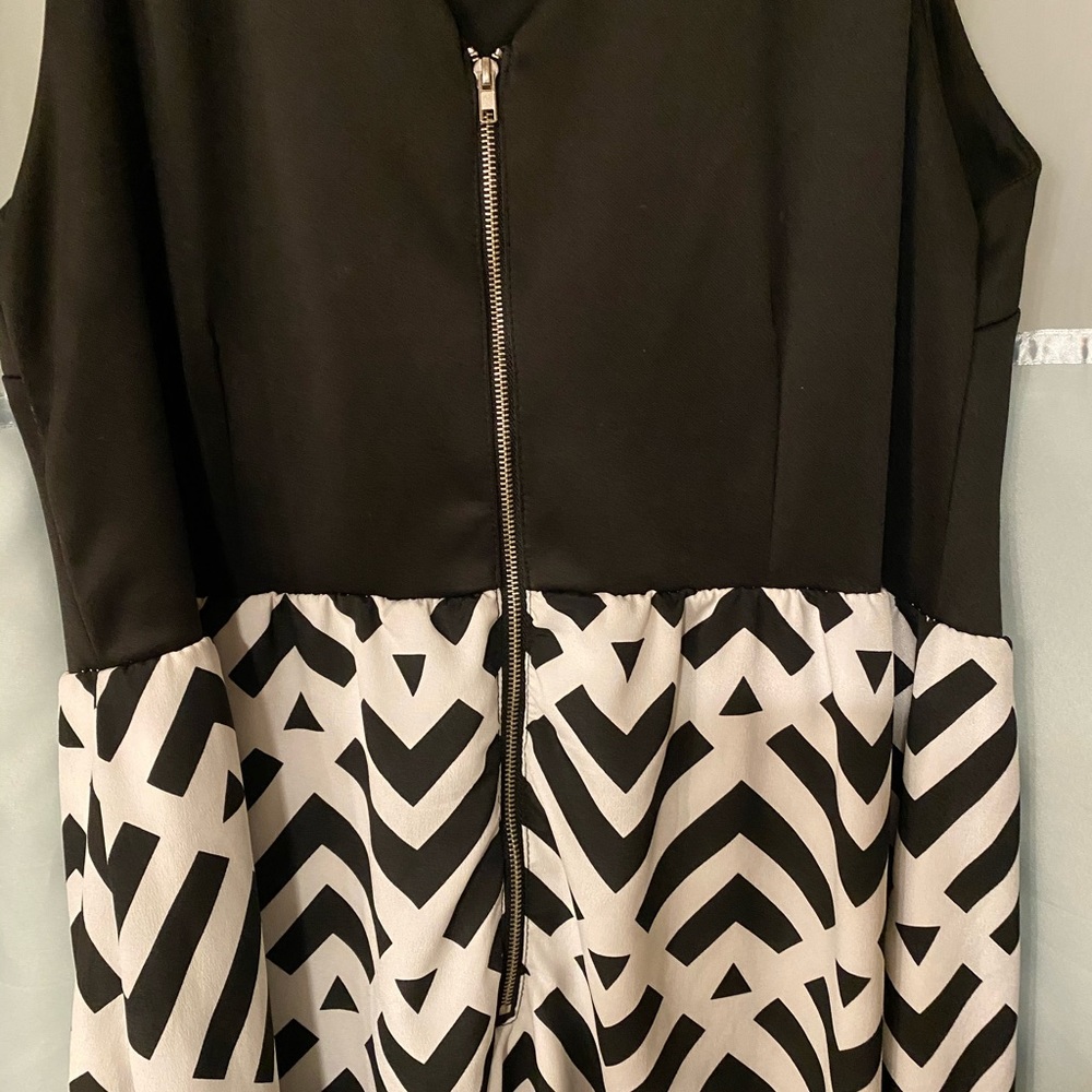 Black and White Zipper Dress (XL)